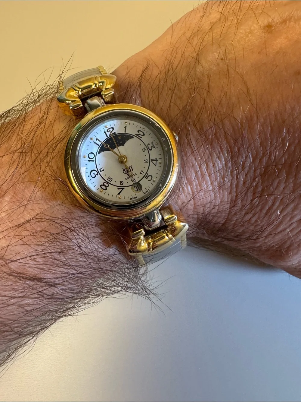 Vintage Gloria Vanderbilt GVII Fada Industries Moon Phase Quartz Gold-tone watch